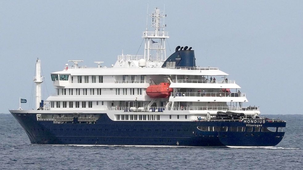 Das Kreuzfahrtschiff „Hondius“ verließ den Hafen von Praia und fährt nun Richtung Teneriffa. Foto: Misper Apawu