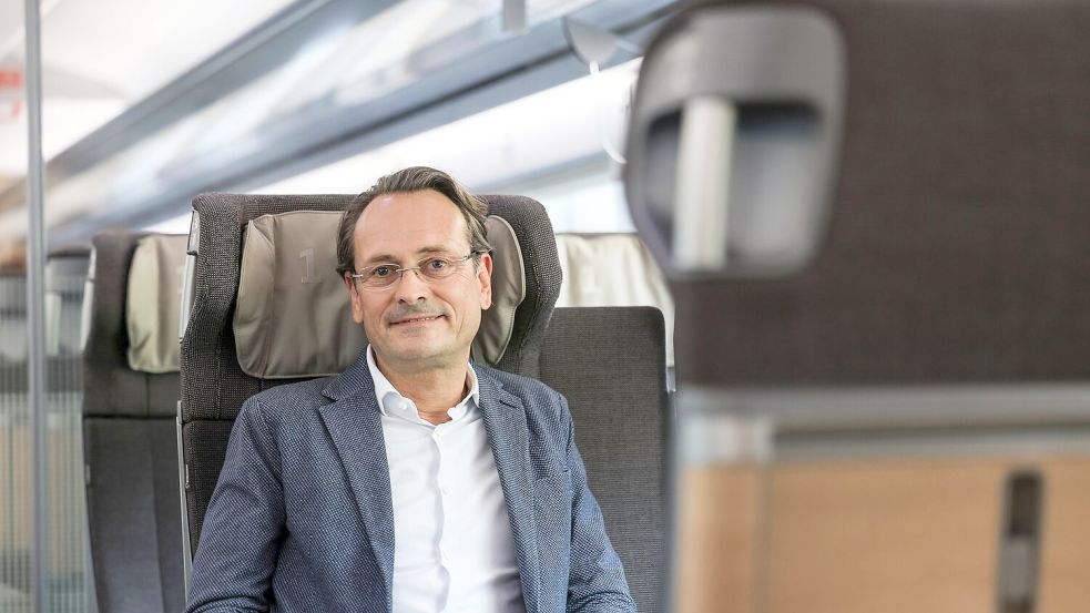 Bahn-Fernverkehrsvorstand Michael Peterson sieht eine größere Akzeptanz von langen Zugreisen. (Archivbild) Foto: Oliver Berg