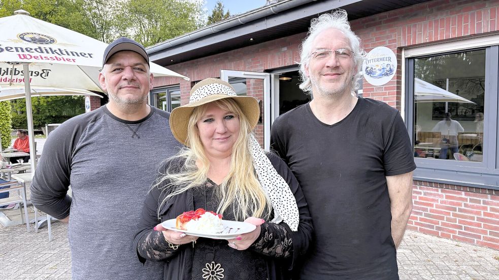 Nicole de Vries (Mitte) startet mit ihren Köchen Torsten Bronn (rechts) und Leon Limauro (links) in die Saison 2026 – dann unter dem neuen Namen „Café am Ottermeer“. Foto: Nicole Böning