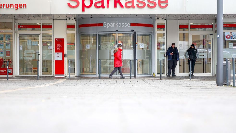 Erste Sparkassenkunden in Gelsenkirchen bekommen Dokumente aus ihren aufgebrochenen Schließfächern zurück. (Archivbild) Foto: Christoph Reichwein/dpa
