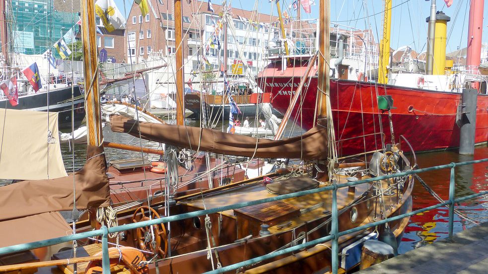 Viele Traditionsschiffe machen im Emder Binnenhafen fest.