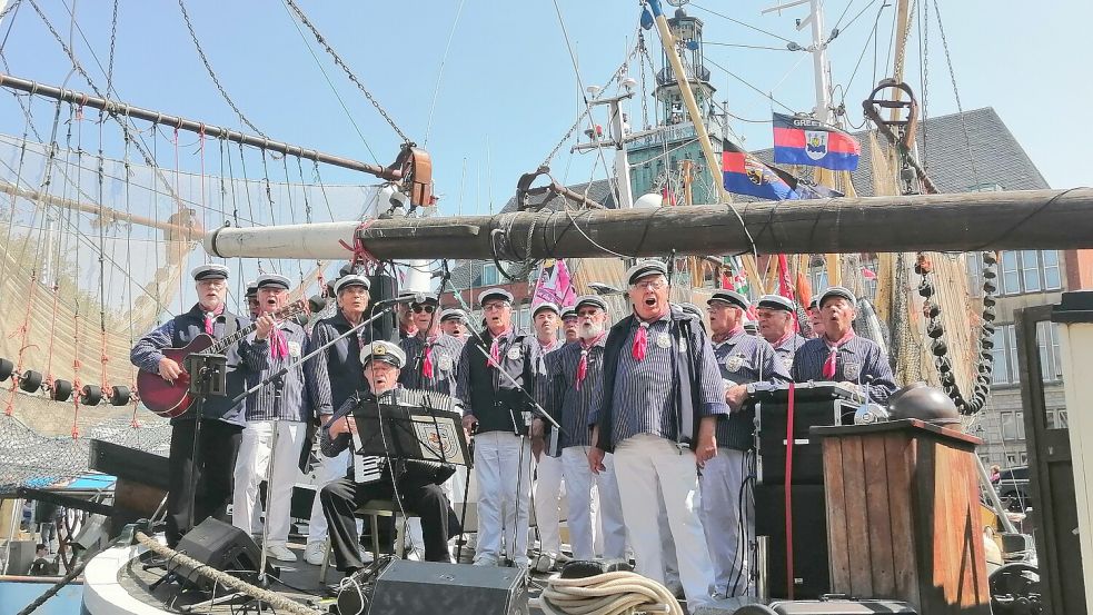 Shanty-Chöre gehören natürlich zum Delftfest wie der zarte Matjes.