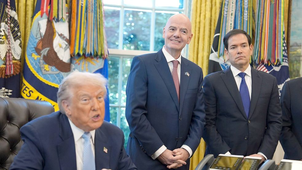 Bei den Ticketpreisen für die Fußball-WM kommt selbst Donald Trump ins Staunen. (Archivbild) Foto: Evan Vucci/AP/dpa