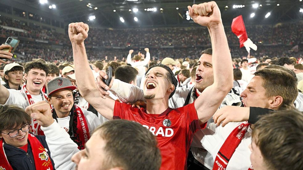 Ekstase nach dem Final-Einzug: Stürmer Igor Matanovic jubelt mit den Fans. Foto: Tom Weller/dpa