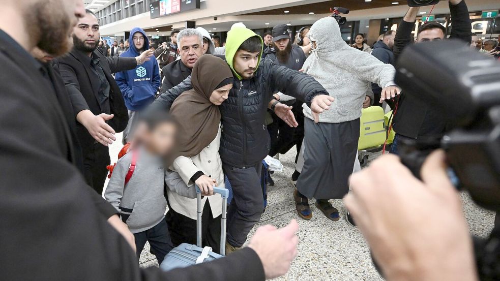 Bei der Ankunft der Frauen sei es teils zu chaotischen Szenen am Flughafen gekommen, berichten australische Medien. Foto: Joel Carrett