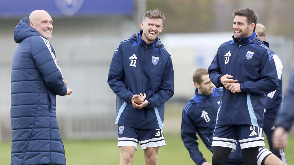 Stefan Emmerling, Kapitän Dennis Engel und Vereinslegende Tido Steffens werden künftig nicht mehr gemeinsam trainieren. Foto: Doden/Emden