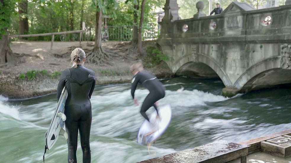 Die Surfer können sich freuen: Die Eisbachwelle ist wieder freigegeben. Foto: Ehsan Monajati