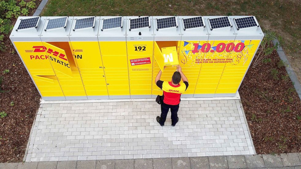 Als Alternative zu einer Postfiliale in einem Geschäft baut die Post in Deutschland ein Netz aus Paketstationen aus. Foto: Deutsche Post DHL Group