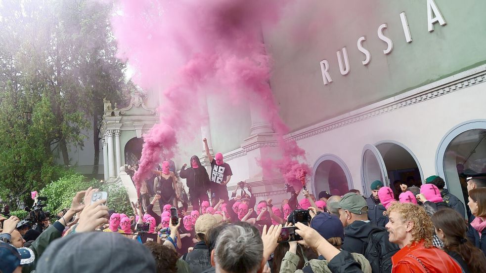 Die Gruppierungen Pussy Riot und Femen haben schon vor dem offiziellen Biennale-Start farbenfroh gegen Russlands Anwesenheit demonstriert. Foto: Matteo Chinellato