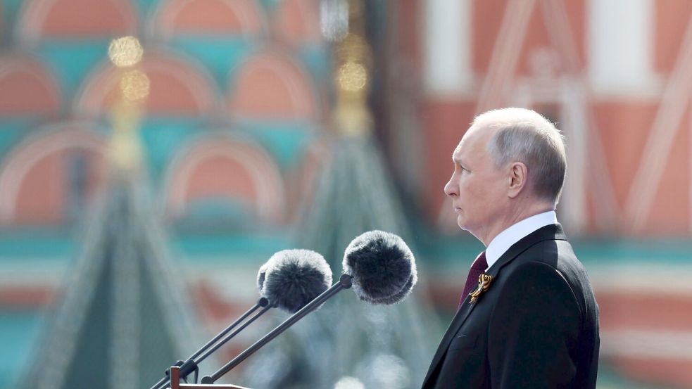 Die Militärparade auf dem Roten Platz verläuft für Putin diesmal anders als gewohnt. (Archivbild) Foto: Gavriil Grigorov/AP/dpa