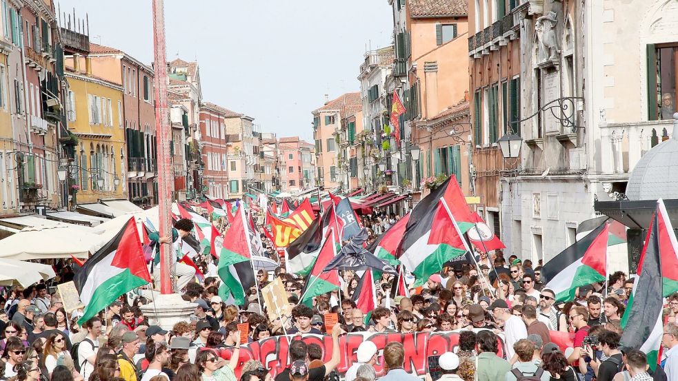 Kurz vor Eröffnung der 61. Kunstbiennale in Venedig haben rund 2.000 Menschen gegen die Teilnahme Israels protestiert. Foto: Paola Garbuio