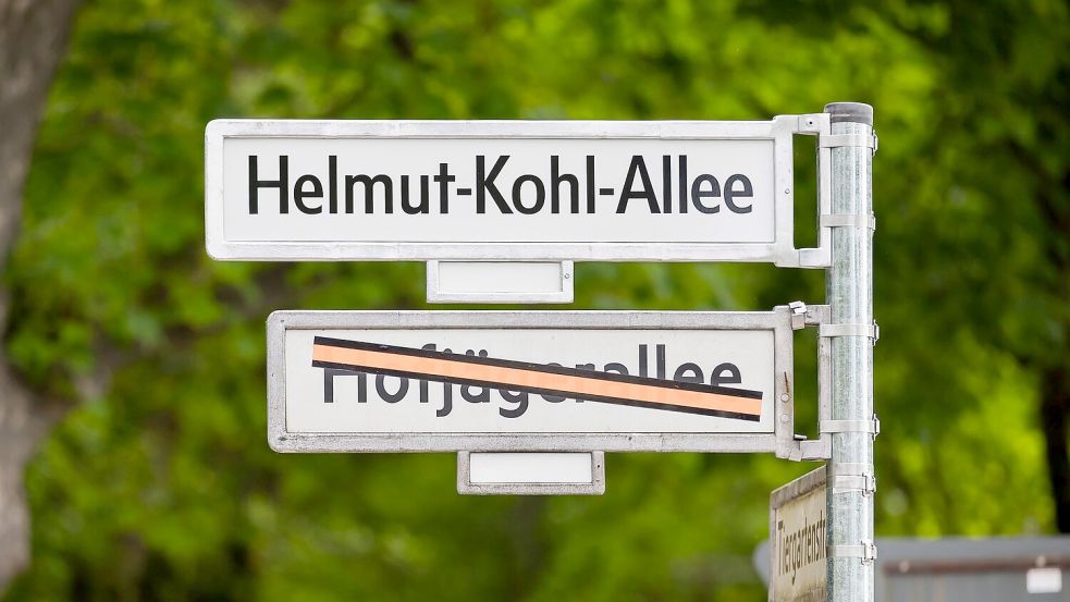 In Berlin trägt eine Allee nun den Namen von Helmut Kohl. Foto: Christoph Soeder/dpa