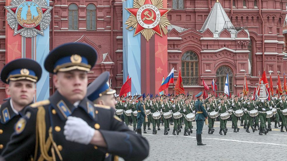 Soldaten marschierten in diesem Jahr ohne Panzer bei der traditionellen Militärparade über den Roten Platz. Foto: Maxim Shipenkov