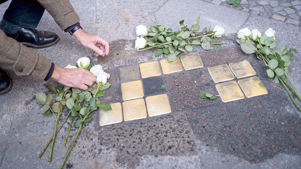 In Deutschland gibt es unzählige Mahnmale zur NS-Zeit, wie etwas Stolpersteine. Doch trotz der allgegenwärtigen Erinnerung, verzerrt sich der Blick der Deutschen auf die eigene Vergangenheit. Foto: IMAGO/K.M.Krause