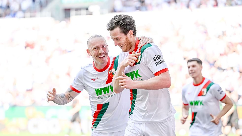 Matchwinner per Doppelpack: Augsburg-Stürmer Michael Gregoritsch (Mitte). Foto: Harry Langer