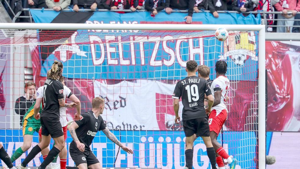 Schlagers Schuss geht oben in den Knick. Foto: Jan Woitas