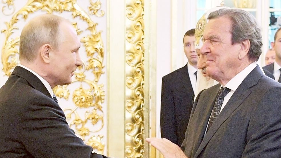 Putin und Schröder gelten als langjährige Freunde. (Archivbild) Foto: Alexei Druzhinin/POOL SPUTNIK KR