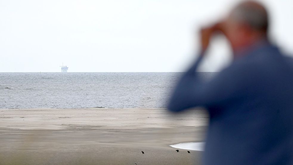 Die Plattform N05-A, mit der das Erdgas gefördert werden soll, ist von Borkum aus zu sehen. Foto: Lars Penning/dpa