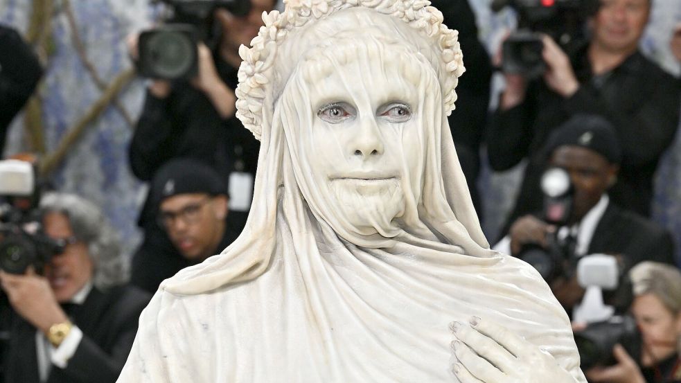 Im Look einer Marmorstatue: Heidi Klum kommt zur Benefizgala des Metropolitan Museum of Art anlässlich der Eröffnung der Ausstellung „Costume Art“ in New York. Foto: Evan Agostini/Invision/AP/dpa