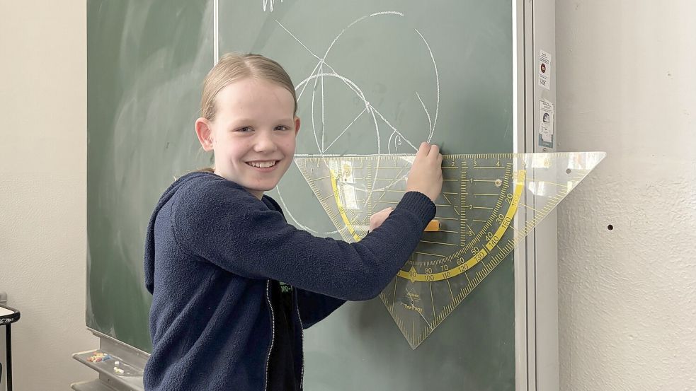 Zur Veranschaulichung griff Anouk Eilers für das Foto zu Geodreieck und Kreide. Für ihr "Jugend Forscht"-Projekt nutzte sie das digitale Tool "Geogebra". Foto: Mieke Matthes