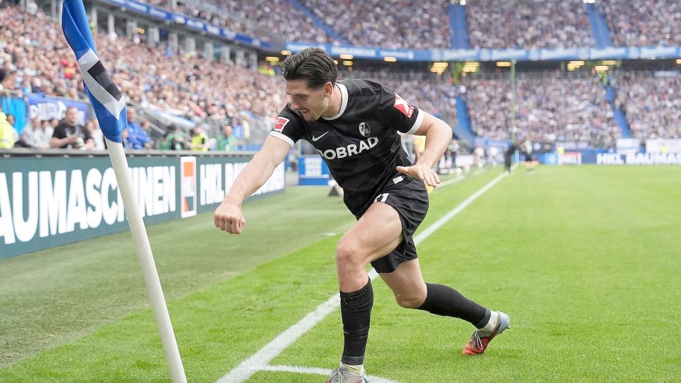 Umstrittener Jubel: Freiburgs Torschütze und Ex-St. Paulianer Igor Matanovic boxt eine HSV-Eckfahne nach seinem Treffer zum 1:1. Foto: Marcus Brandt