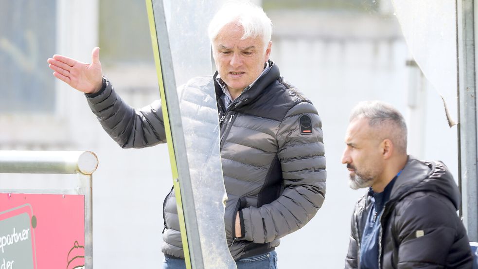 Germanias 1. Vorsitzender Ferhat Özdemir schaute sich das Kellerduell in Süderneuland an. Hier ist er in der schwachen Anfangsphase im Gespräch mit dem Sportlichen Leiter Erhan Colak. Foto: Jens Doden/ Emden