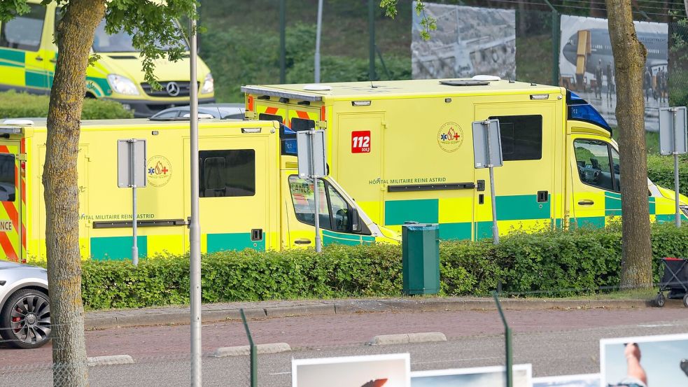 Am Flughafen Eindhoven nimmt medizinisches Personal die Passagiere des Kreuzfahrtschiffs in Empfang. Foto: Christoph Reichwein