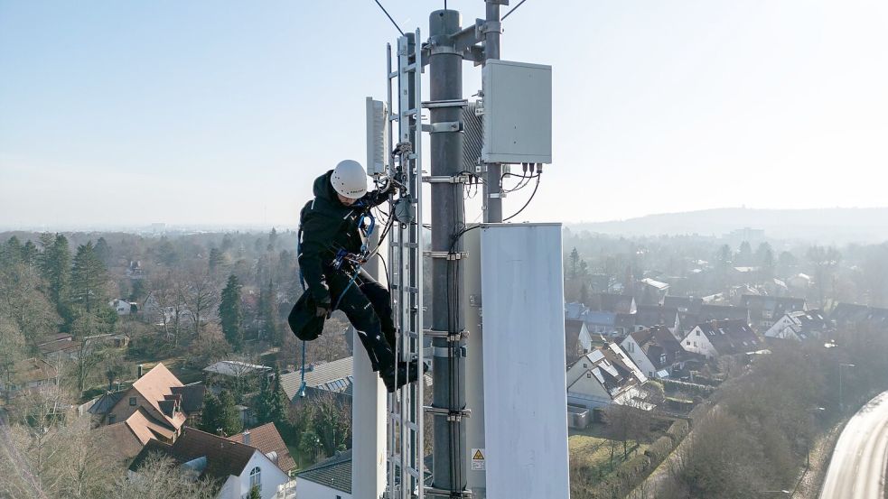 Ein Telekom-Techniker an einem Mobilfunk-Masten - an so einem Standort könnten künftig auch Anti-Drohnen-Sensoren hängen. (Archivbild) Foto: Daniel Karmann