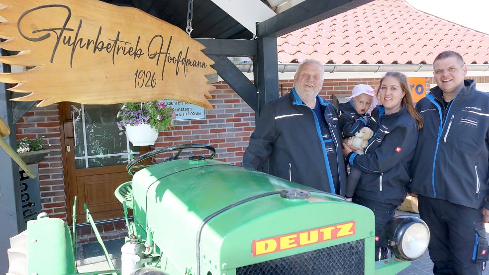Edo (rechts) und Matthias Hoofdmann führen den Erd- und Baggerbetrieb gemeisam. Das Foto zeigt sie zusammen mit Matthias Hoofdmanns Ehefrau Jasmin Hoofdmann-Bude und Tochter Marleen. Fotos: Meyer