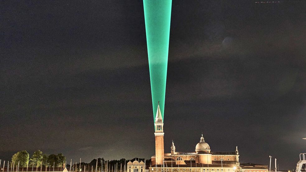 Das Kunstprojekt „Higher Power“ schießt den größten Showlaser der Welt in den Himmel von Venedig – ermöglicht durch ein innovatives System aus Osnabrück. Foto: Pete Huggins