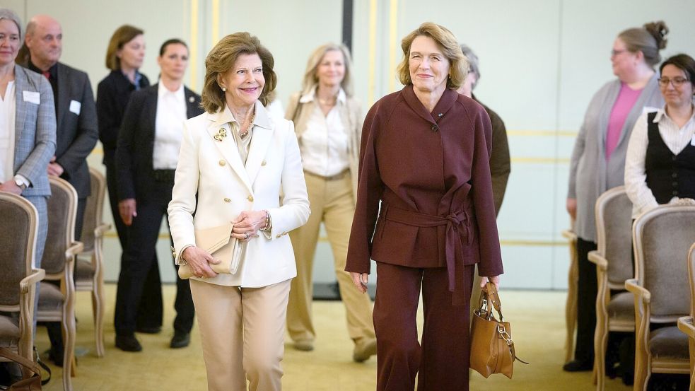 Gemeinsam für die Sache: Königin Silvia mit Elke Büdenbender. Foto: Bernd von Jutrczenka/dpa