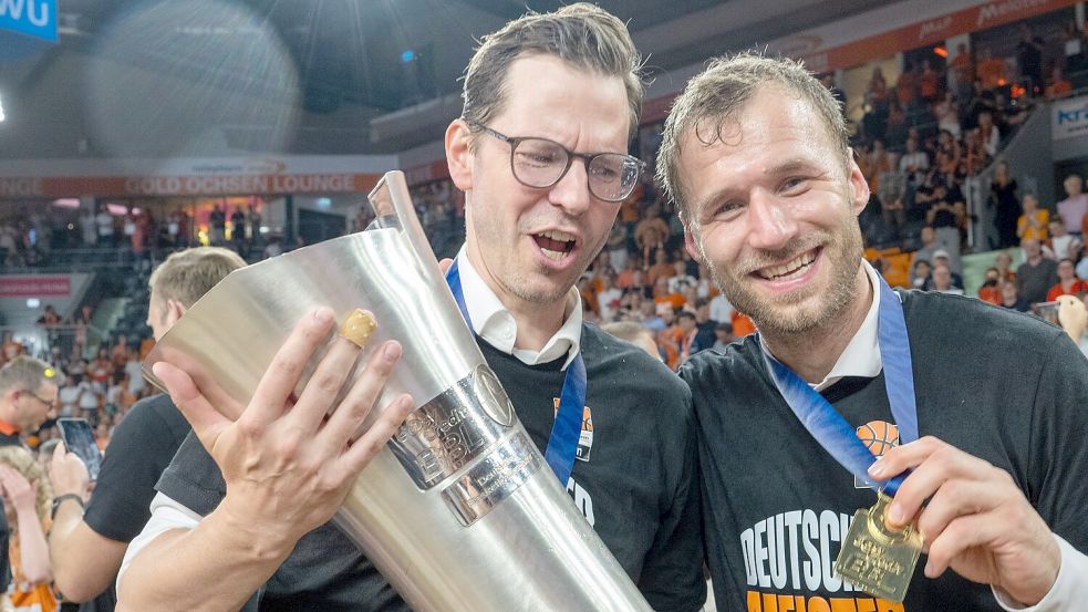 Feierte mit Ulm und Coach Gavel (rechts) 2023 den Meistertitel - im Sommer geht er nach München: Sportdirektor Thorsten Leibenath. (Archivbild) Foto: Stefan Puchner/dpa