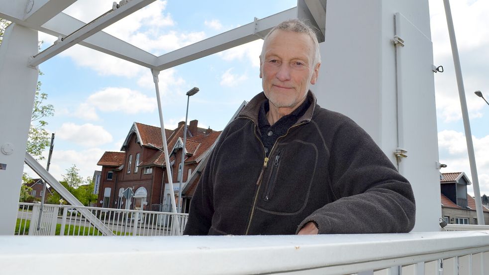 Heinz Giermanns freut sich: Seine Kritik am ungepflegten Zustand der Fehnbrücken ist bei der Gemeinde auf offene Ohren gestoßen: Die Kommune hat vor drei Wochen damit begonnen, die Brücken reinigen zu lassen. Die Aktion dauert an. Foto: Astrid Fertig
