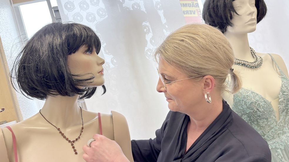 Martina Alberts setzt ihre „Modelle“ selbst in Szene. Sie hat ein gutes Auge dafür, was zusammenpasst – und welcher Frau was steht. Foto: Susanne Ullrich