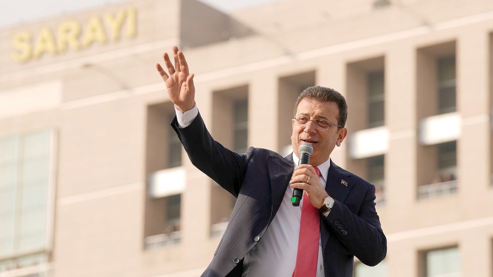 Der ehemalige Bürgermeister Ekrem Imamoğlu steht in zwei Prozessen gleichzeitig vor Gericht. (Archivbild) Foto: Emrah Gurel/AP/dpa
