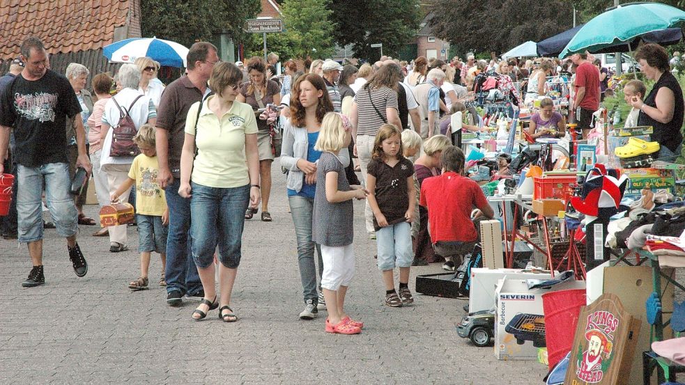Ursprung des Wallster Flohmarktes: Zur 475-Jahr-Feier wurde 2009 auf dem Wallster Loog ein großer Floh- und Trödelmarkt veranstaltet. Diese Tradition greifen Förder- und Dörpverein jetzt auf und laden am 14. Juni zum Haus Brakhuis ein. Foto: Udo Hippen