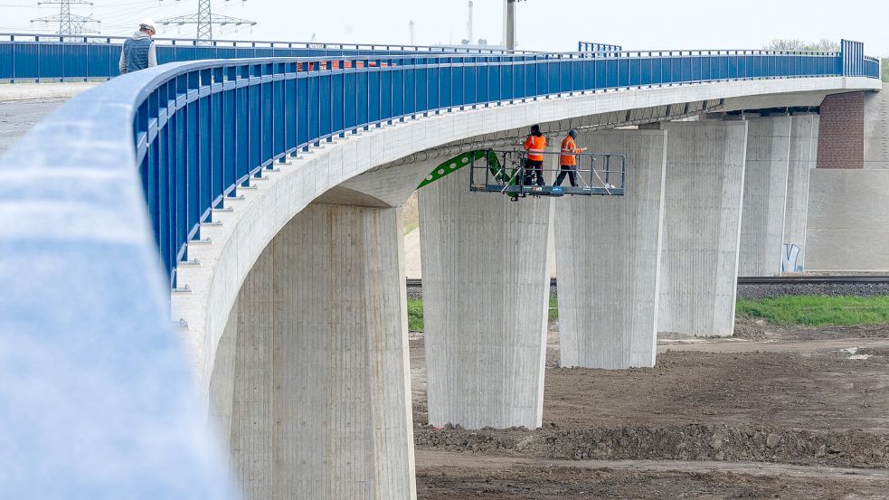 Nichts für Menschen mit Höhenangst: Hier wird auf und unter der Brücke gearbeitet.
