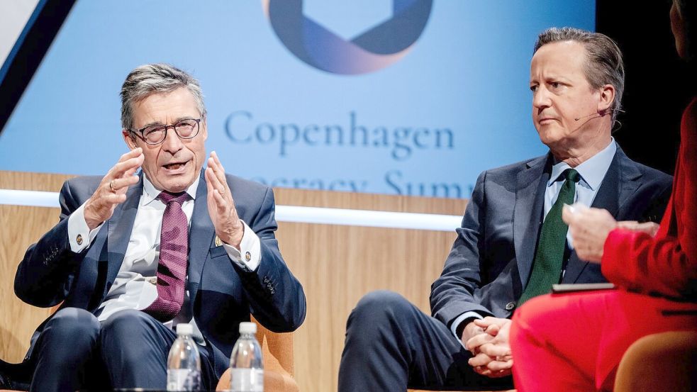 Der frühere Nato-Generalsekretär Anders Fogh Rasmussen (l) wirbt für einen Zusammenschluss der demokratischen Mittelmächte. Hier redet er mit dem ehemaligen britischen Premierminister James Cameron auf einem Demokratie-Gipfel in Kopenhagen. (Archivbild) Foto: Mads Claus Rasmussen/Ritzau Scan