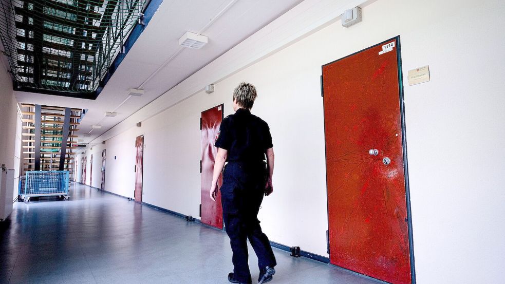 Mehr Krankentage, mehr Aufgaben, weniger Personal: Der Personalmangel in deutschen Gefängnissen wird laut Kritikern zur Gefahr. Foto: dpa/Peter Steffen