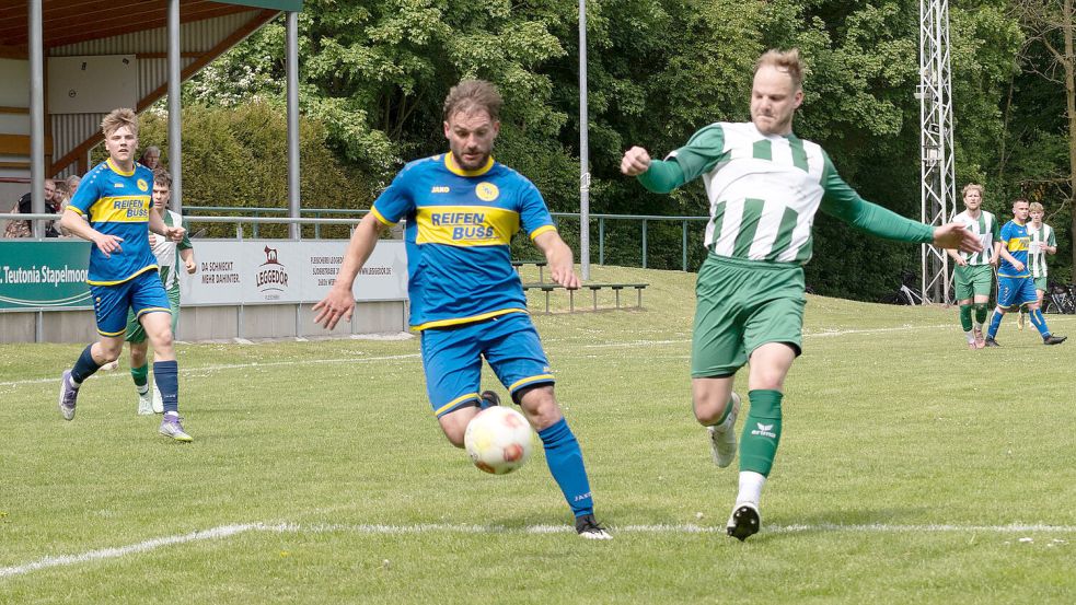 Der SC Rhauderfehn/Langholt (blaue Trikots) führte in Stapelmoor mit 2:0, verlor am Ende aber noch mit 2:6. Foto: Heiner Lohmann
