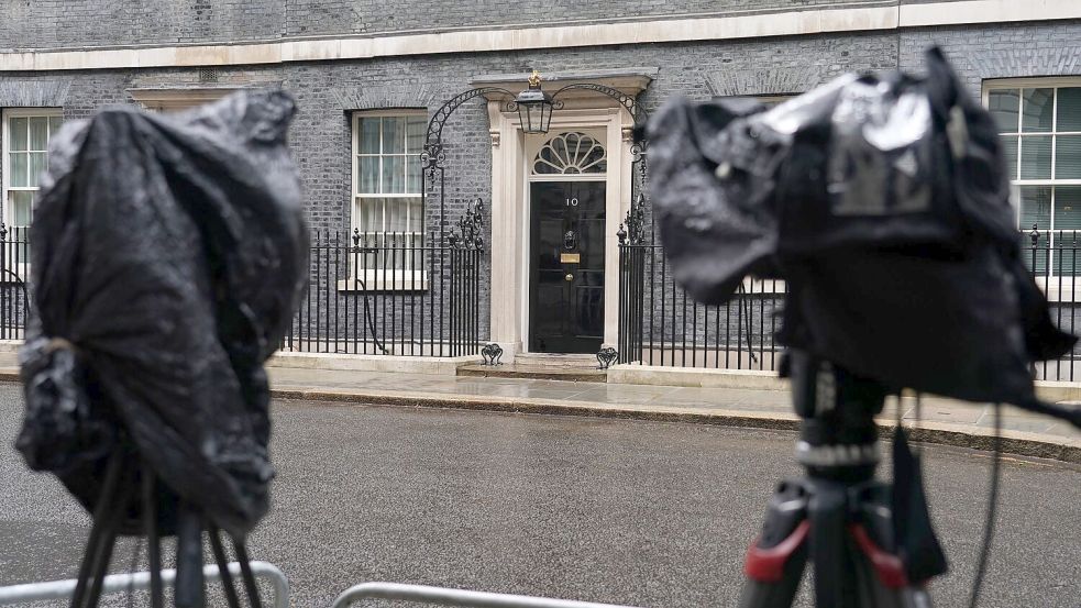 Vor der Downing Street wird auf eine Entscheidung gewartet. Foto: Alberto Pezzali