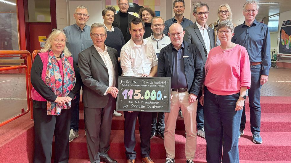 Große Freude bei der symbolischen Scheckübergabe: Vertreter der Sparkasse Osnabrück und der teilnehmenden Schulen trafen sich jetzt in der Anne-Frank-Schule Foto: Sparkasse Osnabrück/L. Knemeyer.