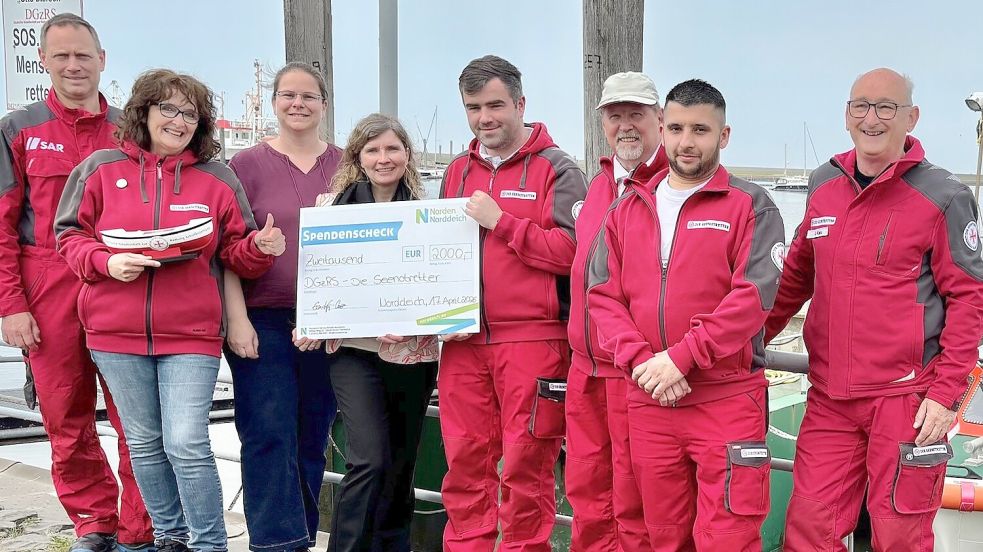 Eventmanagerin Inka Lüchow (dritte von links) und Kurdirektorin Eva Krüger-Linzer übergaben den symbolischen Scheck an die Seenotretter der DGzRS (von links) Rainer Sürken, Uta Beetz, Alexander Klingenborg, Hans Wilhelm Schaefer, Jann-Dirk von der Pütten und Heiko Rass. Foto: Tourismus-Service