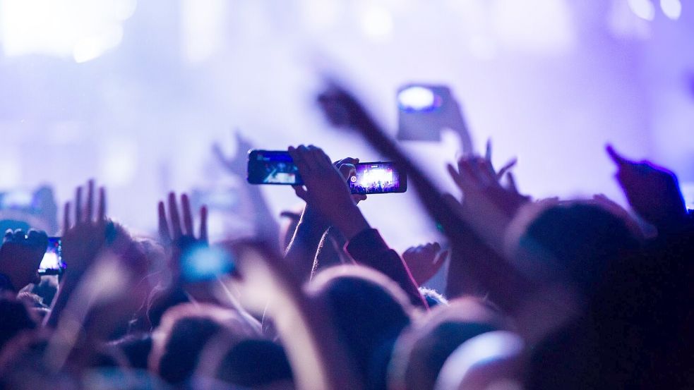 Musik soll Menschen verbinden - doch Wucherpreise auf dem Zweitmarkt machen einen Konzertbesuch für viele Fans unerschwinglich, kritisiert die Branche. (Symbolbild) Foto: Christophe Gateau