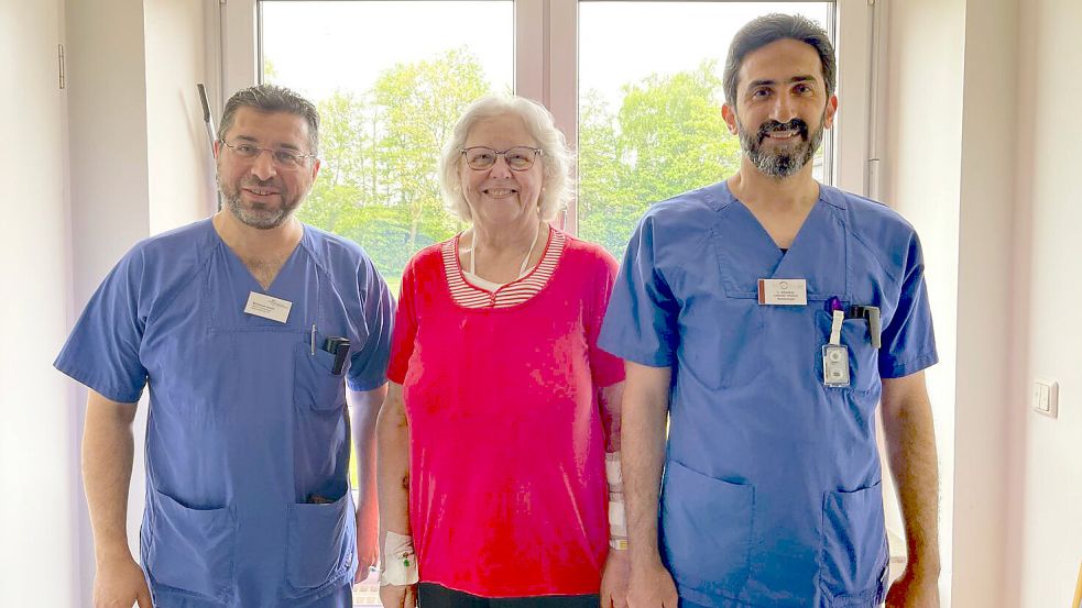 Der Leitende Oberarzt Louay Alhaiany (rechts) implantierte gemeinsam mit Oberarzt Mohamad Alzaim (links) erfolgreich einen kabellosen Herzschrittmacher bei Patientin Grete Seiler. Foto: UBE Aurich