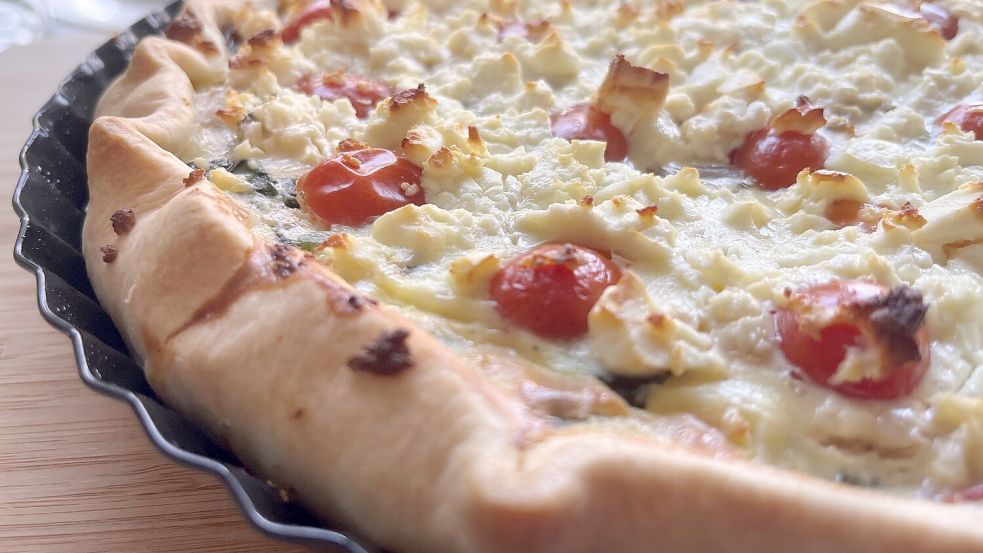 Knuspriger Rand, Fetakrümel obendrauf – und jede Menge frisches Gemüse mittendrin. So sieht die fertige Quiche aus. Foto: Carmen Leonhard