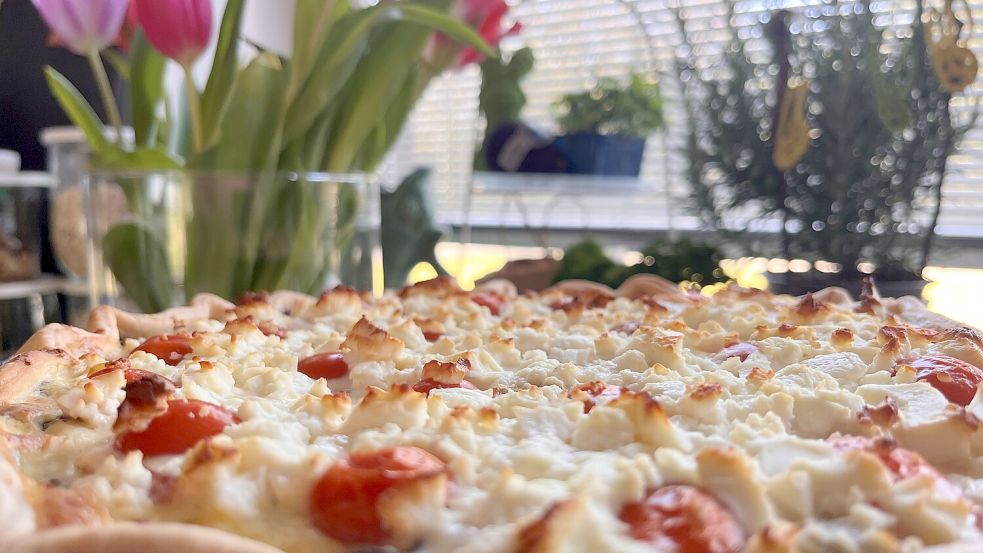 Die Quiche bringt den Frühling auf den Tisch. Reste kann man einfrieren oder später auch kalt verputzen. Foto: Carmen Leonhard