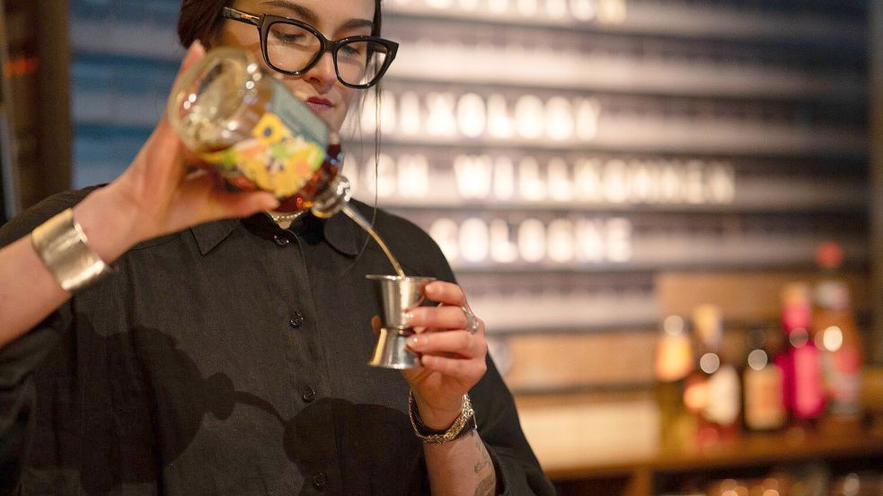Diese Nachricht ist nicht aus den 80ern: Clara Schoper (24) aus der Münchner „Zephyr Bar“ hat mit „Rum-Cola“ einen Cocktailwettbewerb gewonnen. (Handoutbild) Foto: Miriam Weisz/Mixology/Meininger