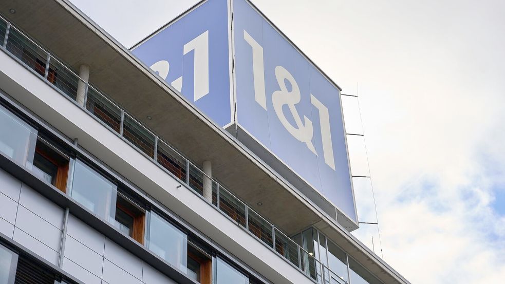 Das 1&1-Firmenlogo auf dem Dach der Firmenzentrale in Montabaur. Foto: Thomas Frey