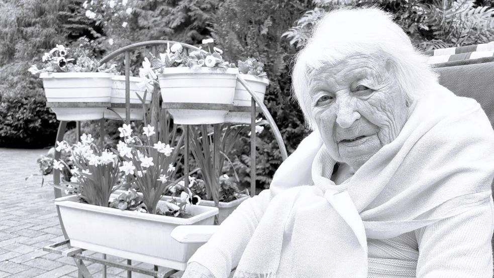 Helene Ihnen verbrachte gerne Zeit in ihrem weitläufigen Garten in Wittmund. Diese Aufnahme von ihr entstand nur etwa einen Monat vor ihrem Tod, kurz vor ihrem 100. Geburtstag. Foto: Susanne Ullrich/Archiv